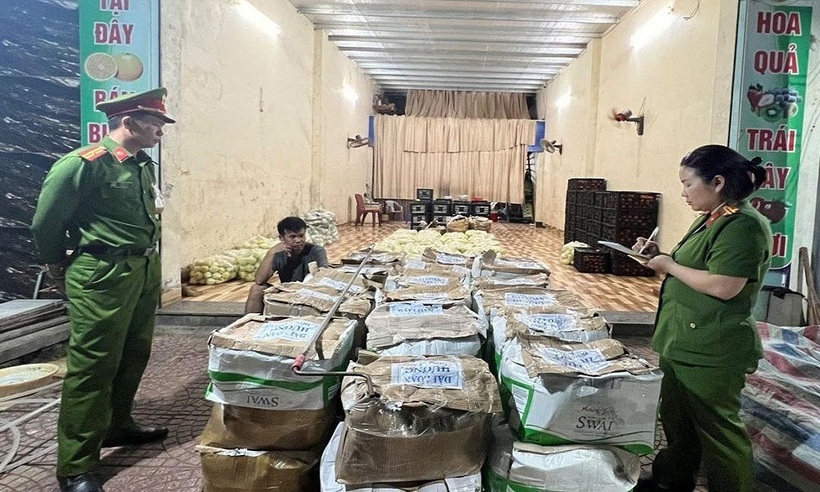 Lực lượng chứng năng tiến hành  lập biên bản thu giữ số rau, củ, quả dương tính với chất độc hại.