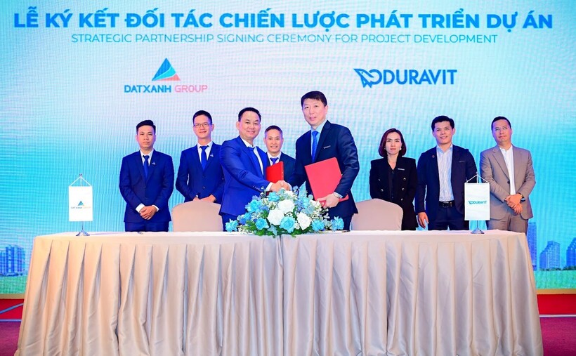 Ông Alpha Ang – Giám đốc điều hành khu vực châu Á và ông Trần Hồ Sỹ Tuấn – Phó Tổng Giám đốc Tập đoàn Đất Xanh ký kết biên bản ghi nhớ cho dự án The Privé.