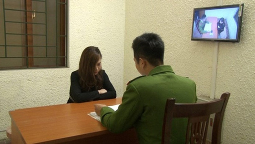 Cảnh sát lấy lời khai của Trịnh Thị Hoàng Dung. Ảnh: Dân Trí