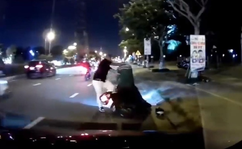 Nam hành khách hành hung tài xế GrabBike. (Ảnh cắt từ clip)