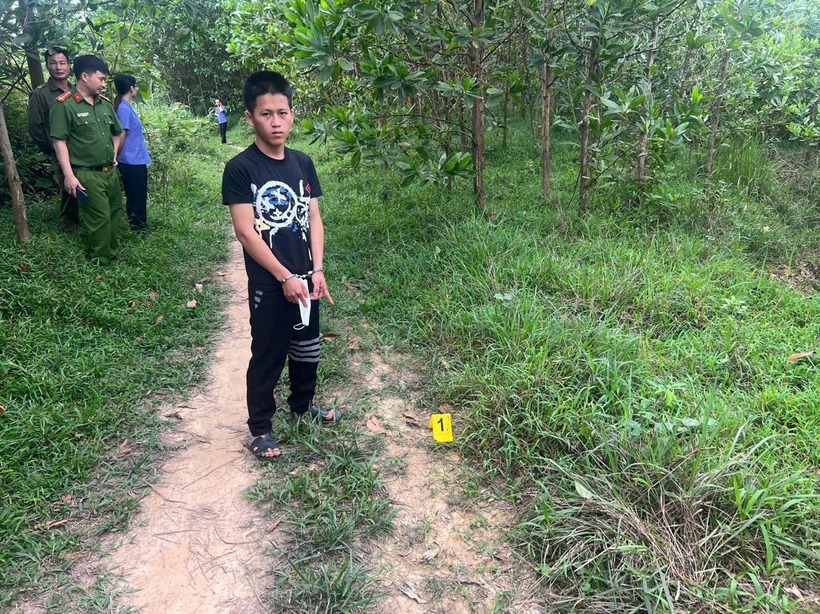 Nguyễn Thế Bảo tại khu vực thực hiện hành vi hiếp dâm. Ảnh: Công an tỉnh Quảng Ninh