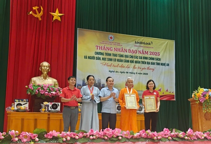 Phật tử miền trung Chùa Thiền Tông Tân Diệu và Hội Chữ thập đỏ Hà Nội chung tay hỗ trợ người nghèo tại Hà Tĩnh và Nghệ An - 5