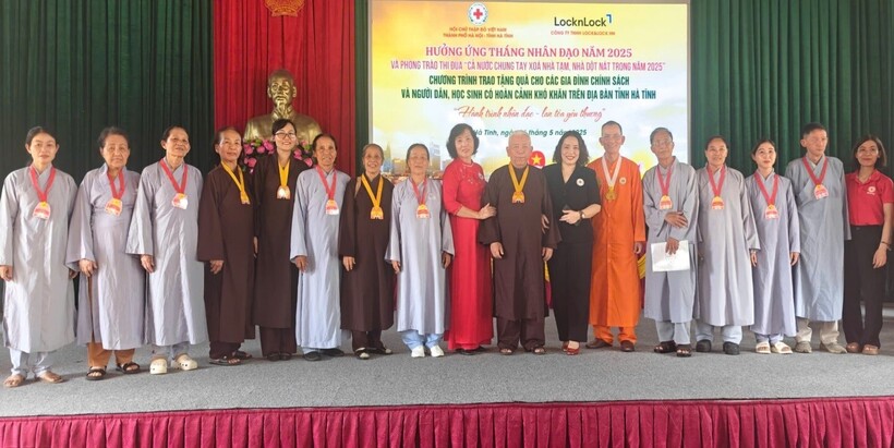 Phật tử miền trung Chùa Thiền Tông Tân Diệu và Hội Chữ thập đỏ Hà Nội chung tay hỗ trợ người nghèo tại Hà Tĩnh và Nghệ An - 7
