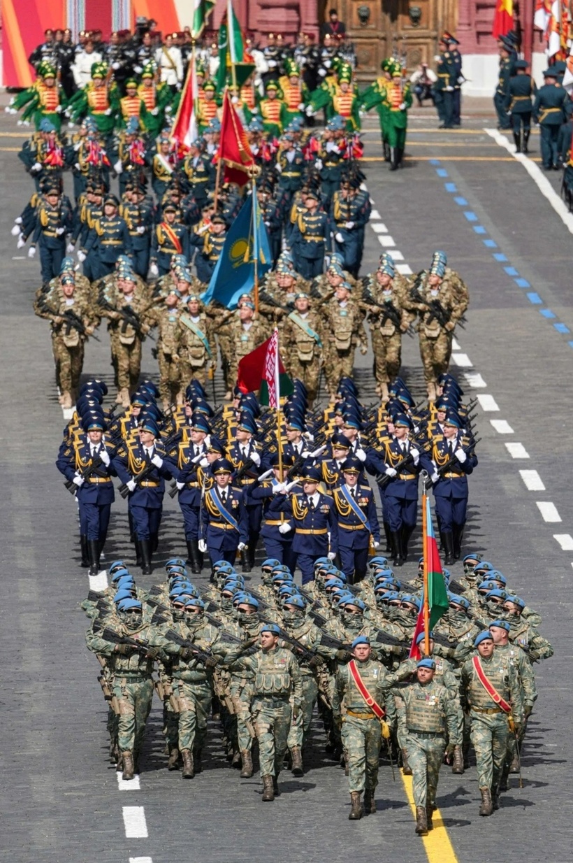 Các quân nhân từ Azerbaijan, Belarus, Kazakhstan và các quốc gia khác diễu hành theo đội hình trong lễ duyệt binh kỷ niệm Ngày Chiến thắng. Ảnh: Tri Thức