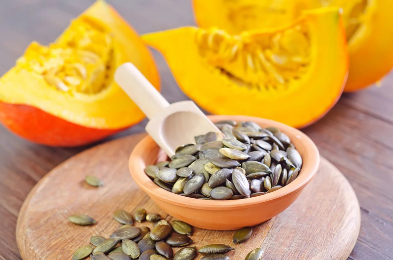 Các loại hạt như hạnh nhân, óc chó và hạt lanh giàu omega-3, chất chống oxy hóa và các dưỡng chất có lợi cho não