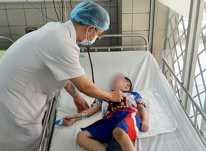 Bác sĩ thăm khám cho bệnh nhi. Ảnh: BVCC.