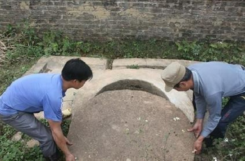 Chính quyền địa phương cho xây dựng lại giếng bằng cách đổ bê tông, kè đá 4 xung quanh hòng ngăn chặn sự đào bới. Ảnh: Báo Dân việt.