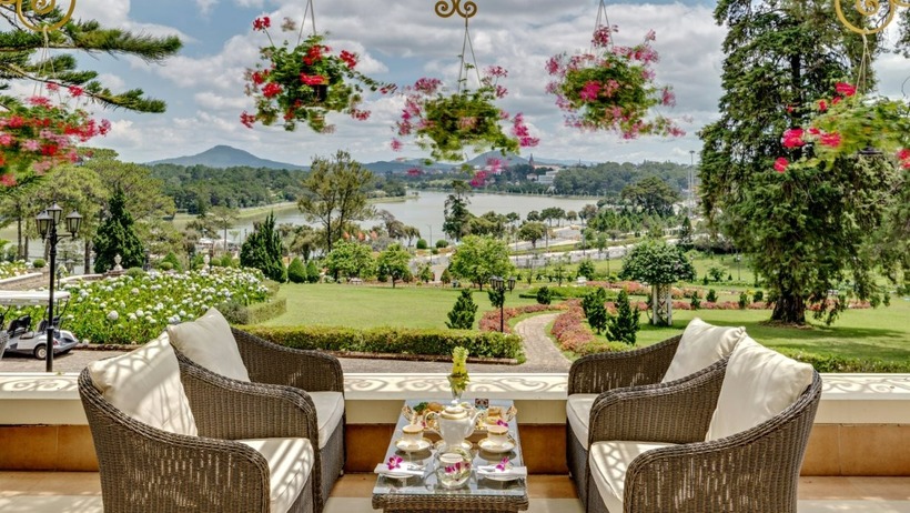 Khung cảnh khiến bao nhiêu du khách u mê không lối thoát của Dalat Palace Heritage Hotel.