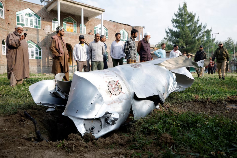 Mảnh vỡ máy bay rơi xuống khuôn viên trường học ở làng Wuyan, vùng Kashmir ngày 7/5. Ảnh: Reuters