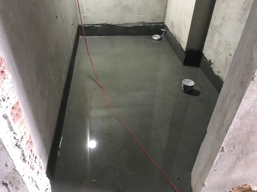 Sika chống thấm thường được thi công bằng cách quét hoặc phun lên bề mặt sàn và tường nhà vệ sinh. Ảnh: Siêu thị chống thấm.