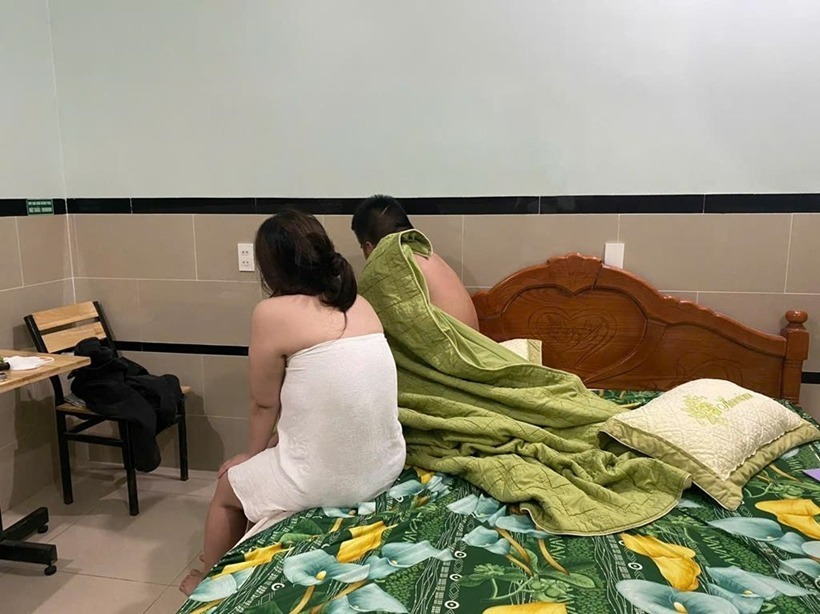 Đôi nam nữ bị bắt quả tang bán dâm. Ảnh minh họa