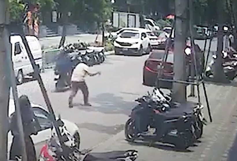 Người dân cầm điếu cày đuổi theo đối tượng. Ảnh: Vietnamnet