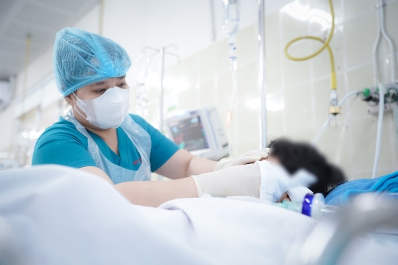 Thứ trưởng Bộ Y tế Nguyễn Tri Thức chỉ đạo Bệnh viện Chợ Rẫy miễn toàn bộ viện phí cho bé trai nhánh cây rơi trúng đầu. Ảnh: PLO