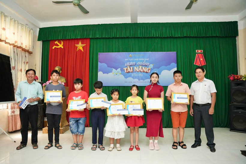 Tân Á Đại Thành trao học bổng khuyến học trong chương trình “Ươm mầm tài năng” - một hoạt động thuộc Quỹ “Cất cánh phồn vinh” do Chủ tịch HĐQT Tập đoàn sáng lập và tài trợ