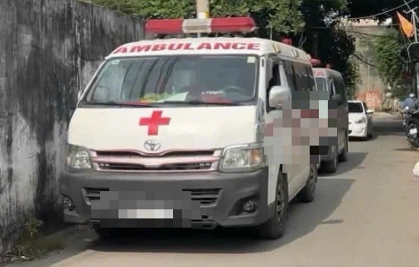 Xe cứu thương ở hiện trường. Ảnh: Thanh Niên