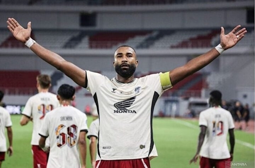 Yuran Fernandes - trung vệ trụ cột của câu lạc bộ PSM Makassar, bị cấm thi đấu 1 năm.