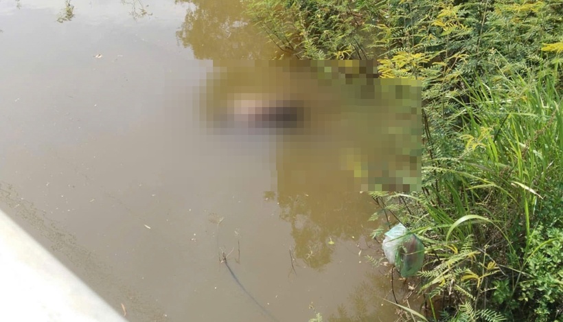 Thi thể được phát hiện đang phân hủy bên bờ suối. (Ảnh: Thanh niên)