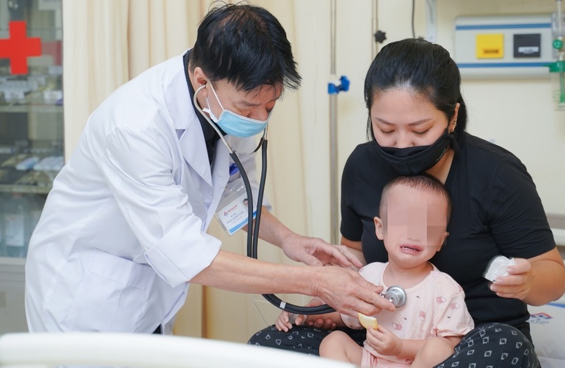 BSCKII Phạm Mạnh Thân khám cho bệnh nhi