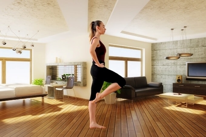 Đứng trên một chân là một trong những bài kiểm tra phổ biến nhất để đoán định tình trạng sức khỏe trong độ tuổi trung niên