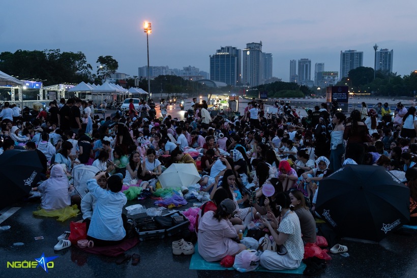 Nhiều bạn trẻ chuẩn bị trang điểm từ sớm trước khi vào khu vực tổ chức đêm diễn. Ảnh: Ngôi Sao