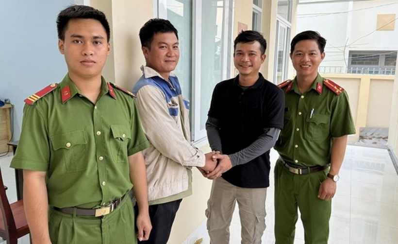 Anh Hồ Công Toàn thay mặt gia đình gửi lời cảm ơn đến anh Lê Văn Khoa cùng Công an xã Tân Thắng (huyện Hàm Tân, tỉnh Bình Thuận). Ảnh: Sức Khỏe & Đời Sống