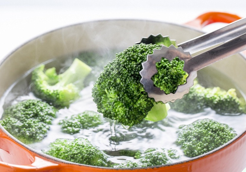 Nước sôi có khả năng tiêu diệt các vi khuẩn và ký sinh trùng bám trên bề mặt rau củ, đảm bảo an toàn vệ sinh thực phẩm.