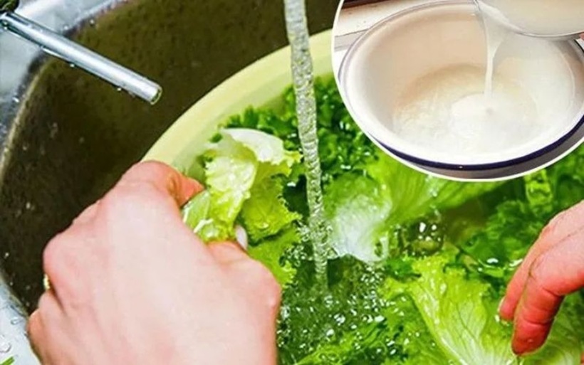 Nước muối có khả năng loại bỏ bụi bẩn, đất cát, dư lượng thuốc trừ sâu và các tạp chất bám trên bề mặt rau củ quả một cách hiệu quả.
