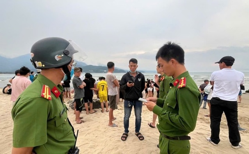 Lực lượng công an điều tra tại hiện trường. (Ảnh: Thanh niên)