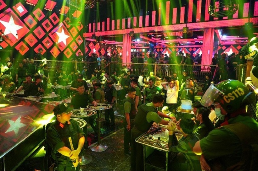 Công an ập vào kiểm tra quán bar Paris Night
