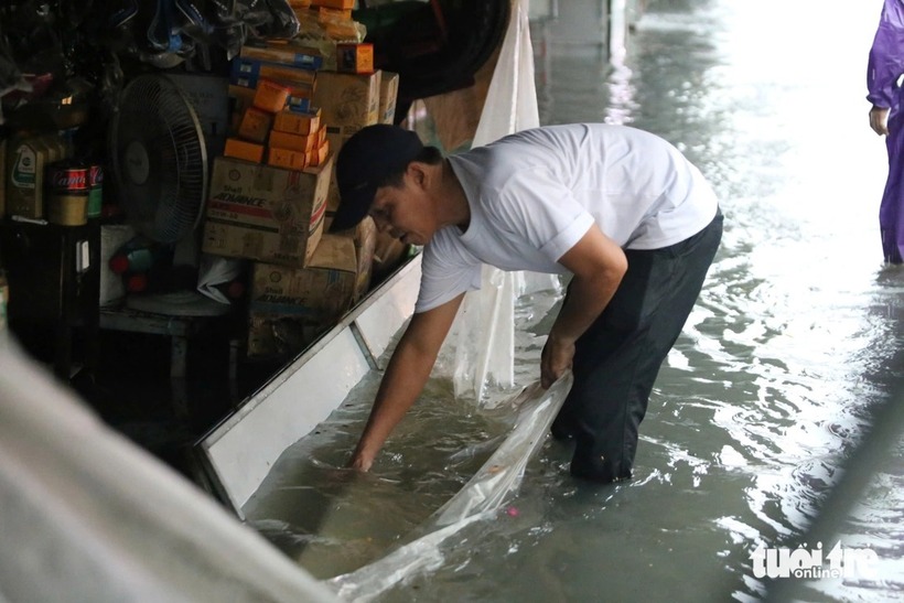 Nước tràn vào nhà dân