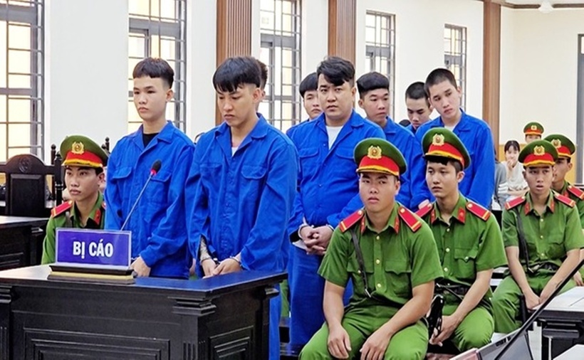 Các bị cáo Trung, Tâm, Nhàn, Huy, Khang, Nguyên, Tây và Nhựt tại phiên toà sơ thẩm. (Ảnh: Người lao động)