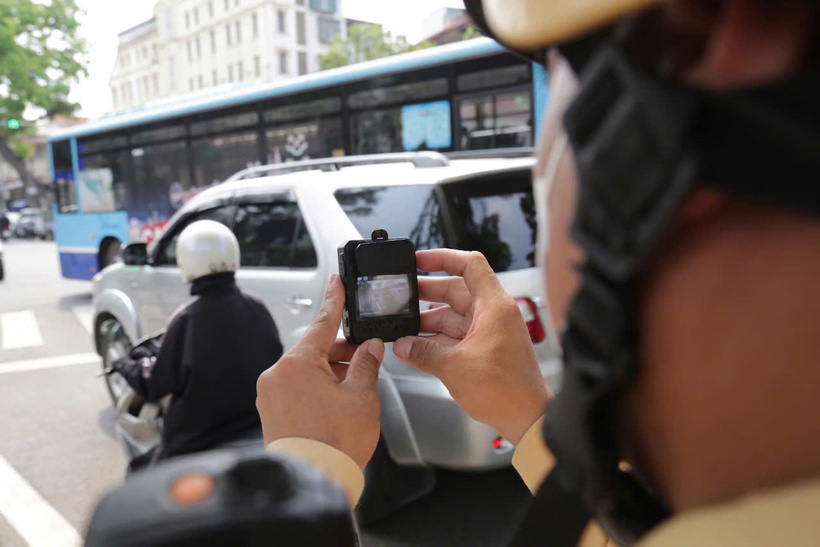 Tổ công tác được trang bị camera chuyên dụng siêu nhỏ ghi lại toàn bộ hành vi vi phạm của tài xế