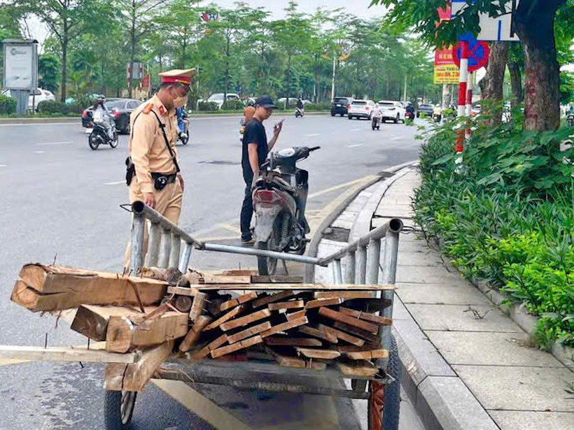 Chiếc xe cũ nát kéo xe thô sơ chở hàng hoá nguy hiểm được CSGT kịp thời phát hiện, xử lý