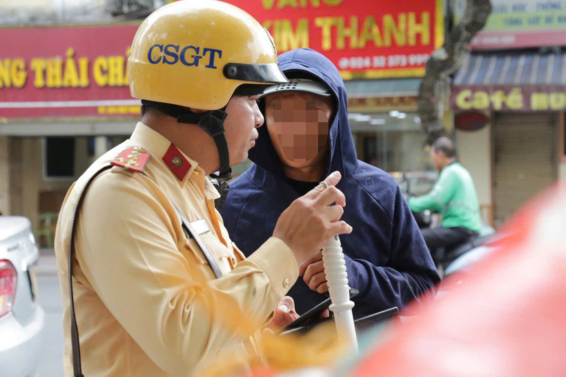 CSGT làm việc với tài xế vi phạm