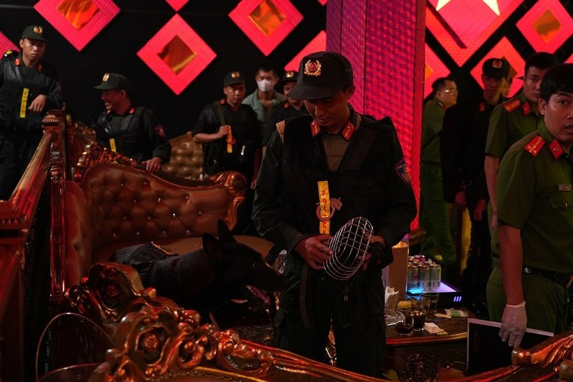 Lực lượng chức năng cũng thu giữ nhiều tang vật liên quan đến hành vi tổ chức sử dụng trái phép chất ma túy. Ảnh: Báo Tiền phong.