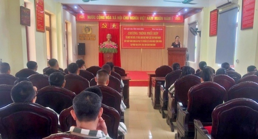 Một trong những buổi tuyên truyền được Hội Luật gia tỉnh Ninh Bình phối hợp với Trại tạm giam Công an tỉnh Ninh Bình thực hiện.