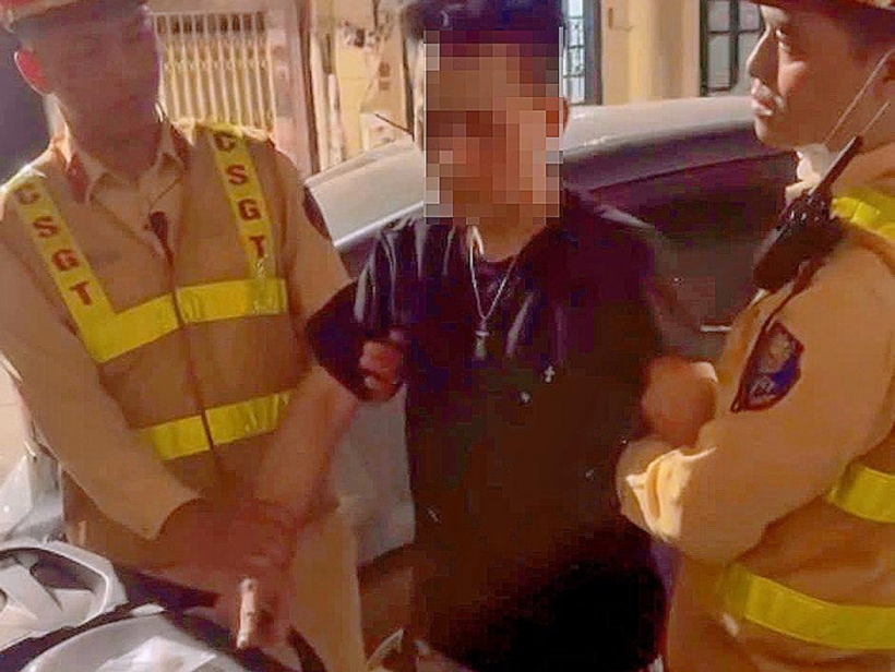 Nam thanh niên cùng tang vật tại hiện trường