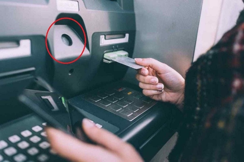 Thực tế đã có không ít trường hợp bị đánh cắp thông tin, mất tiền oan hoặc rơi vào trò lừa đảo tinh vi chỉ vì sơ suất khi sử dụng ATM. Ảnh minh họa