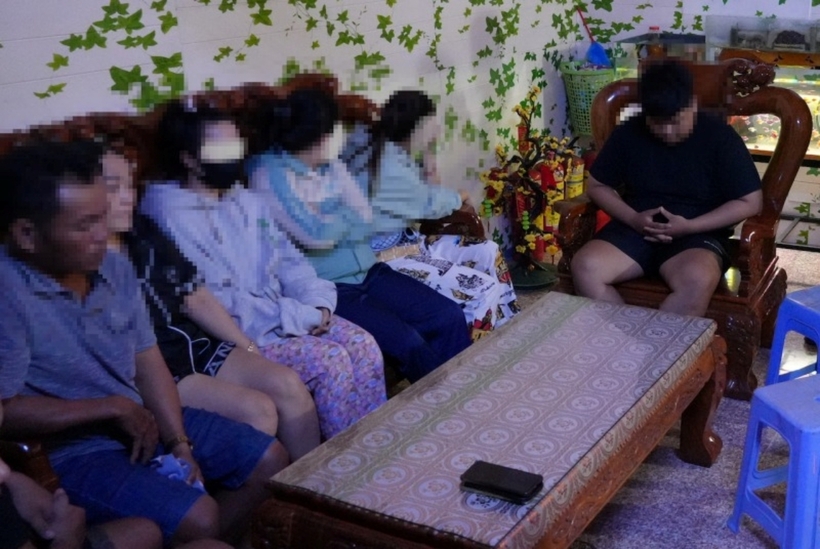 Các đối tượng liên quan đến hành vi mua bán và môi giới mại dâm tại cơ sở massage. Ảnh: Công An Nhân Dân