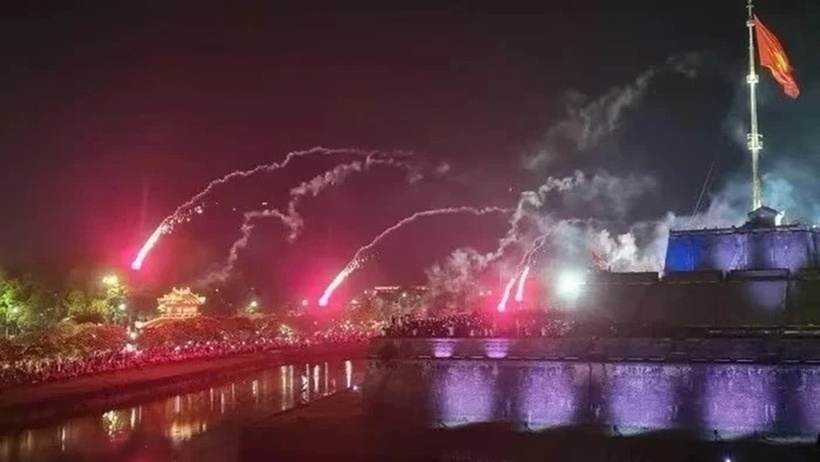Hỏa pháo súng thần công được bắn từ Kỳ đài lạc vào khán giả do hết hạn sử dụng. Ảnh: Vietnamplus.