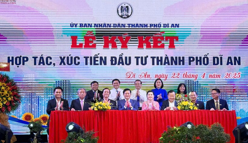 Ông Bùi Quang Anh Vũ – Tổng Giám đốc PDR ( ngồi thứ 3 từ trái sang) ký biên bản ghi nhớ hợp tác đầu tư TP.Dĩ An.