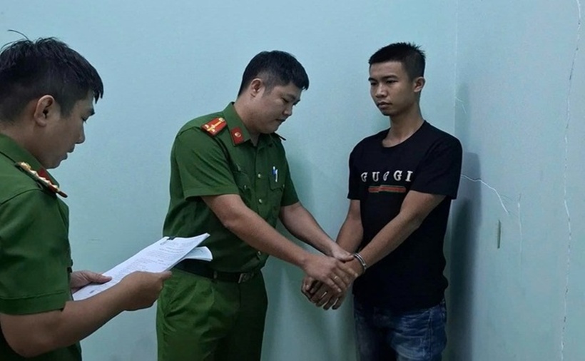 Công an bắt giữ đối tượng Tú. (Ảnh: Người lao động)