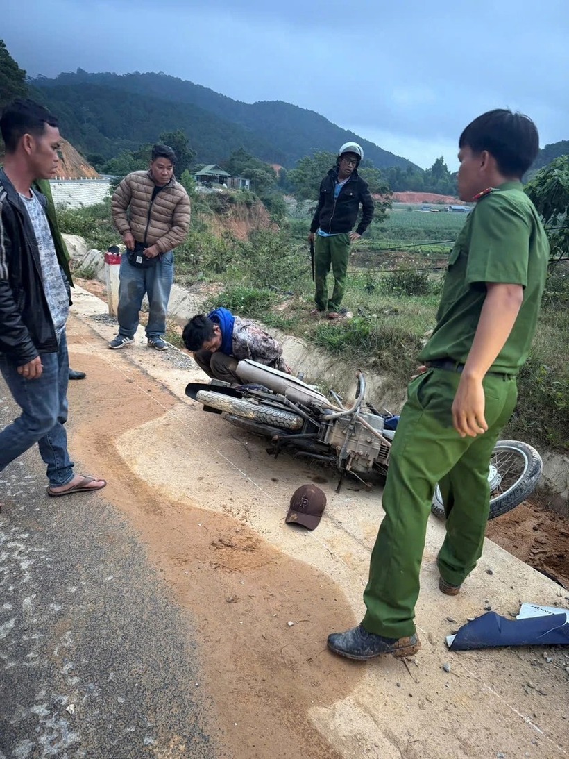 Tên cướp sa lưới sau 1 giờ gây án. (Ảnh: Pháp luật TP.HCM)