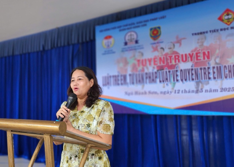 Bà Phạm Thị Mai Hoa, luật gia giàu kinh nghiệm thuộc Hội Luật gia TP.Đà Nẵng là báo cáo viên chính.
