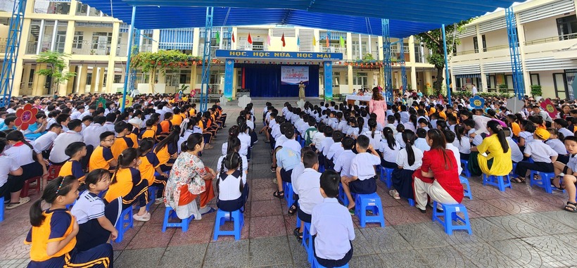 Học sinh hào hứng lắng nghe trong buổi tuyền truyền pháp luật.