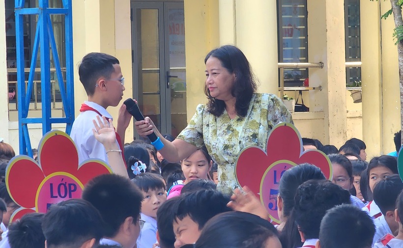 "Dũng cảm nói ra là bước đầu để tự bảo vệ mình", đó là điều bà Hoa nhắn gửi tới các em học sinh, đồng thời khuyến khích các em mạnh dạn chia sẻ khi gặp vấn đề, để được giúp đỡ đúng lúc.