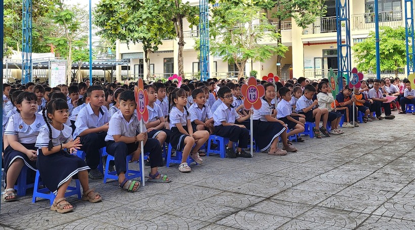 Buổi tuyên truyền không chỉ giúp học sinh nhận diện quyền lợi pháp lý mà còn hướng dẫn các em cách lên tiếng và tìm kiếm sự giúp đỡ khi gặp nguy hiểm.