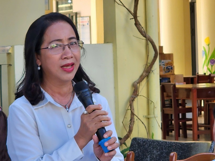 Luật sư Nguyễn Thị Hường, Đoàn Luật sư thành phố Đà Nẵng, giải đáp thắc mắc của các em học sinh.