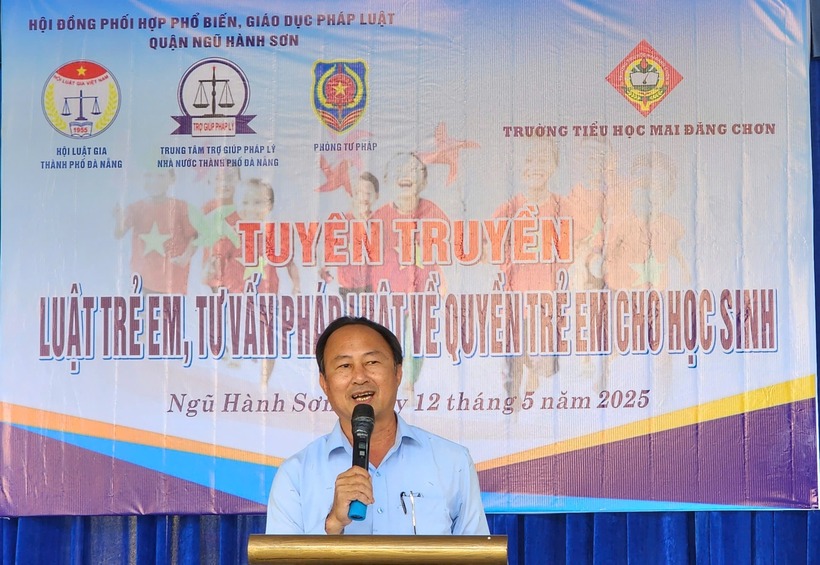 Thầy Huỳnh Bá Công, Hiệu trưởng trường Tiểu học Mai Đăng Chơn, đánh giá cao buổi tuyên truyền pháp luật.