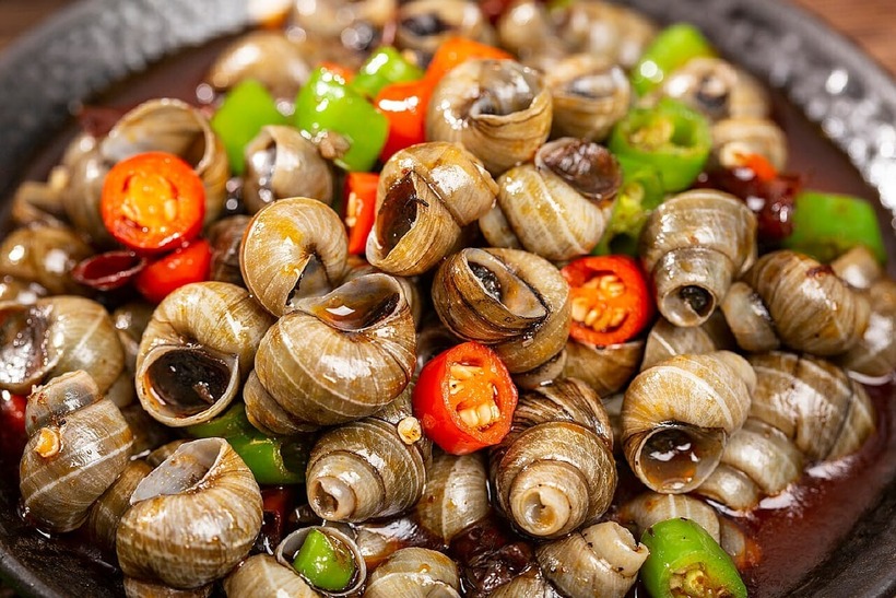 Người bị ho, hen suyễn không nên ăn hải sản, đặc biệt là cua, ốc để tránh làm bệnh thêm nặng.